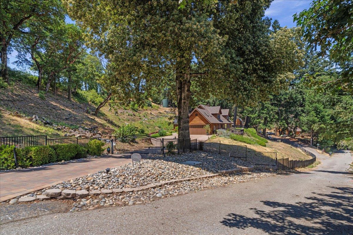 Detail Gallery Image 4 of 64 For 19960 Skyline Blvd, Los Gatos,  CA 95033 - 4 Beds | 3/1 Baths