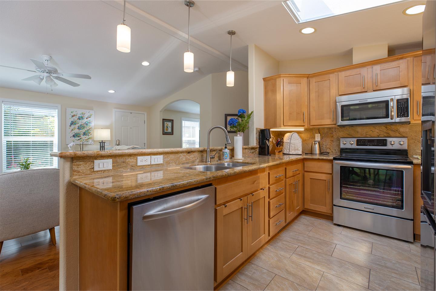 Detail Gallery Image 14 of 37 For 9 Oak Shadows Ln #0,  Aptos,  CA 95003 - 2 Beds | 2 Baths