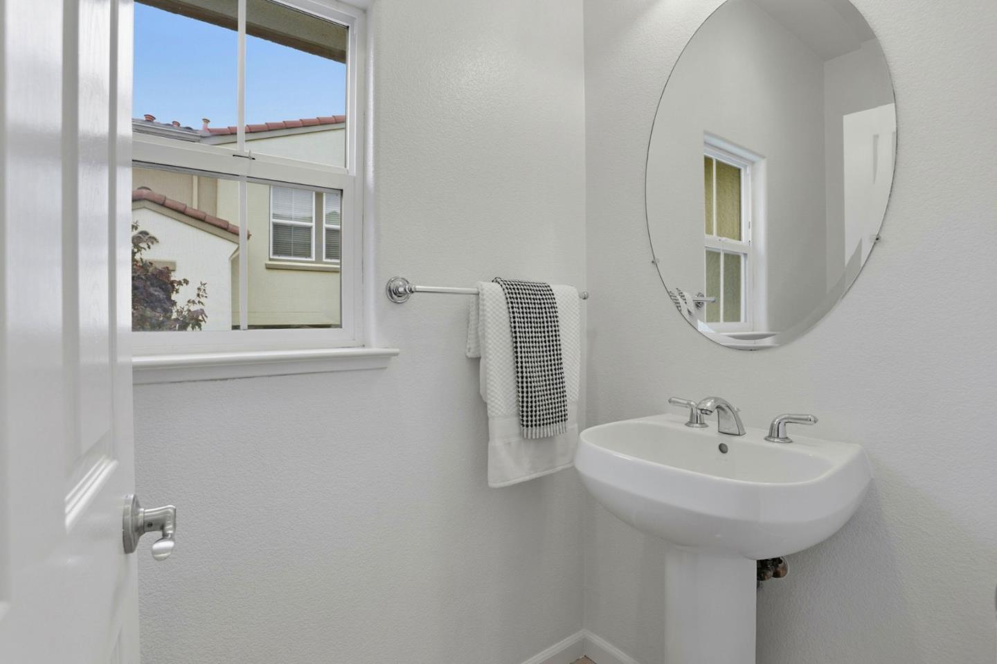 Detail Gallery Image 12 of 33 For 745 Mente Linda Loop, Milpitas,  CA 95035 - 3 Beds | 2/1 Baths