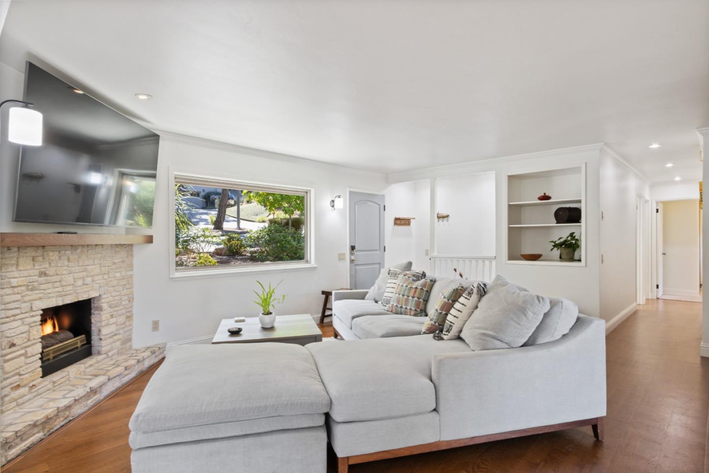 Detail Gallery Image 4 of 32 For 7 Wyndemere Vale, Monterey,  CA 93940 - 4 Beds | 3 Baths