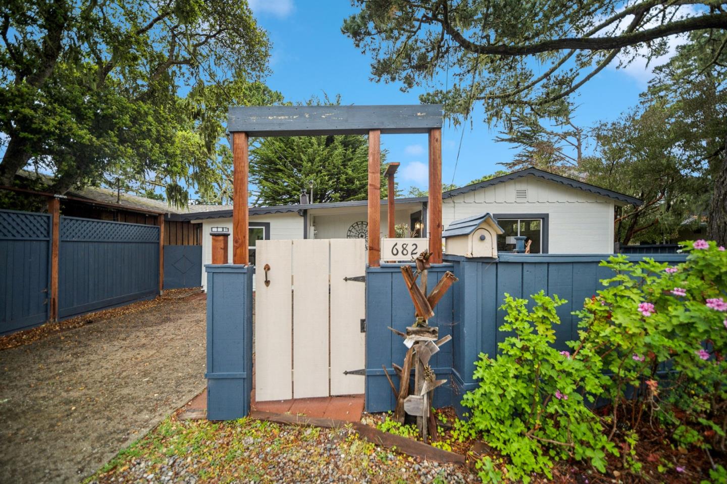 Detail Gallery Image 2 of 38 For 682 Lyndon St, Monterey,  CA 93940 - 2 Beds | 1 Baths