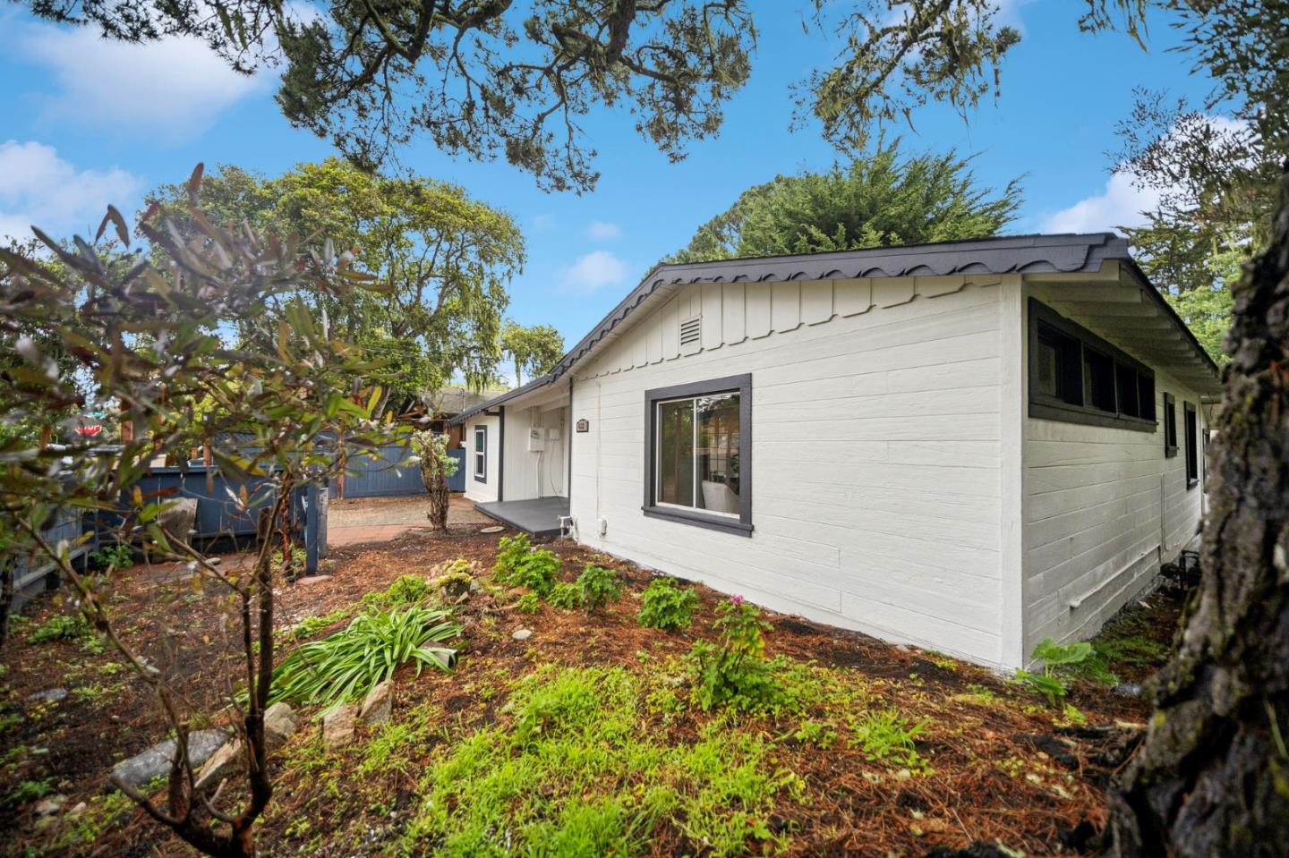 Detail Gallery Image 4 of 38 For 682 Lyndon St, Monterey,  CA 93940 - 2 Beds | 1 Baths