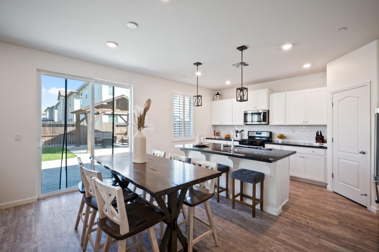Detail Gallery Image 10 of 38 For 1060 Jan Ave, Hollister,  CA 95023 - 3 Beds | 2/1 Baths