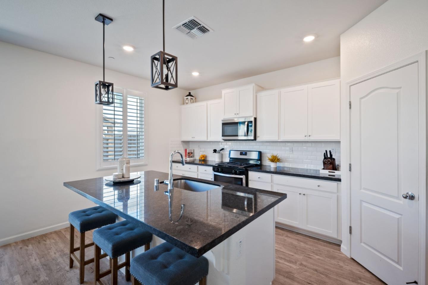 Detail Gallery Image 11 of 38 For 1060 Jan Ave, Hollister,  CA 95023 - 3 Beds | 2/1 Baths