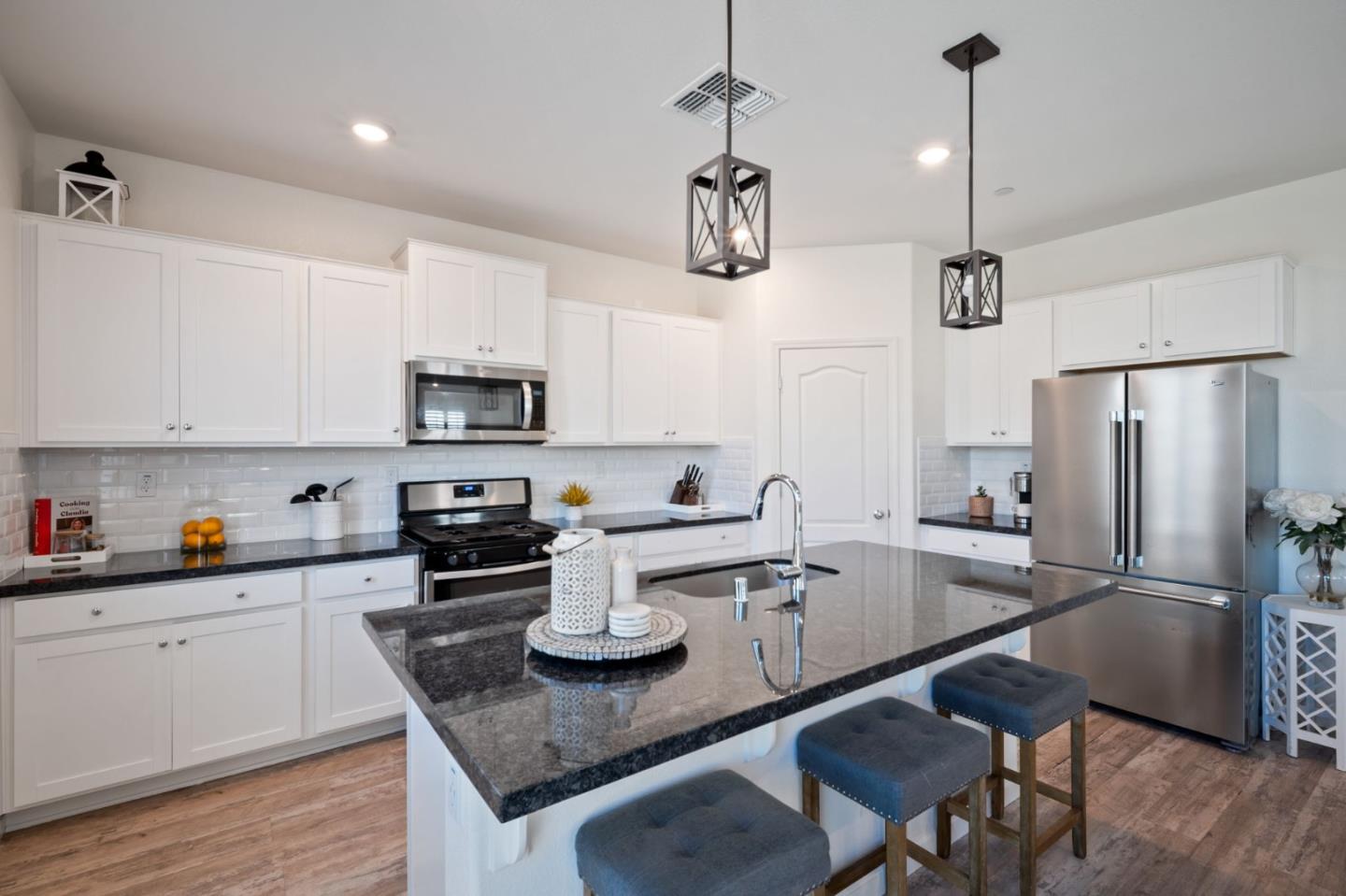 Detail Gallery Image 12 of 38 For 1060 Jan Ave, Hollister,  CA 95023 - 3 Beds | 2/1 Baths