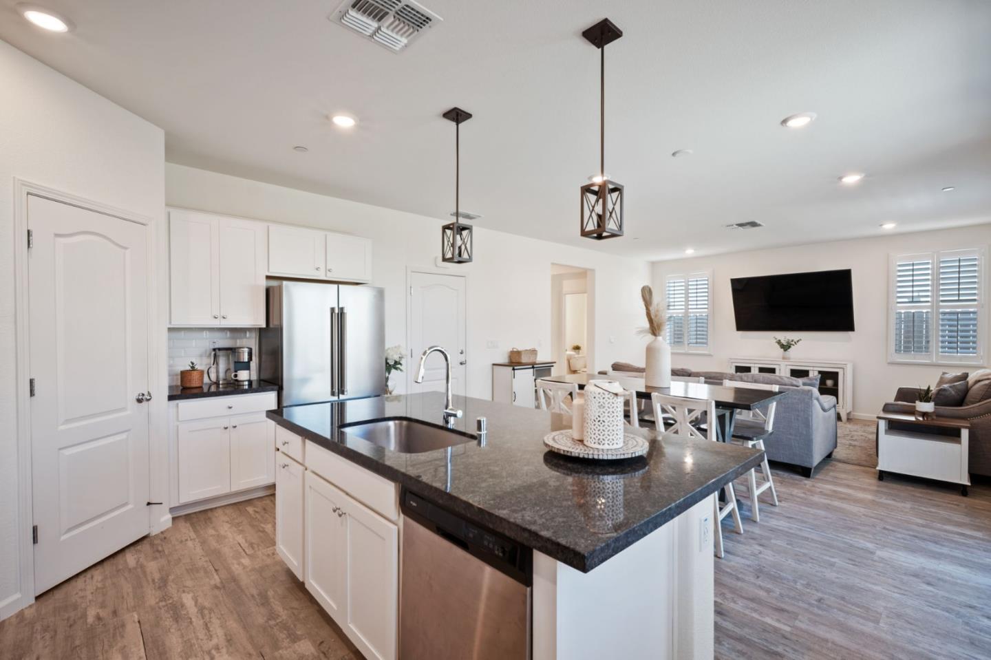 Detail Gallery Image 13 of 38 For 1060 Jan Ave, Hollister,  CA 95023 - 3 Beds | 2/1 Baths