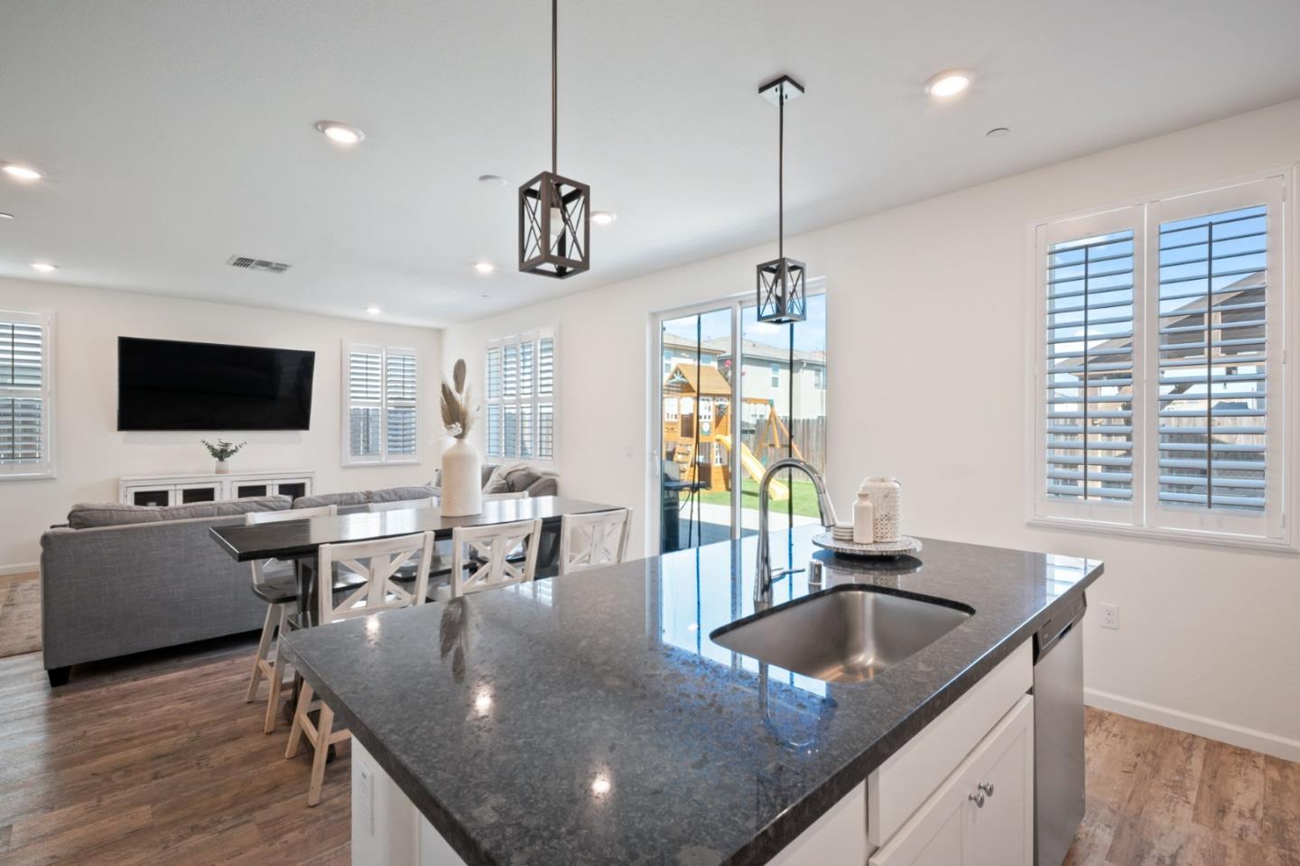 Detail Gallery Image 14 of 38 For 1060 Jan Ave, Hollister,  CA 95023 - 3 Beds | 2/1 Baths