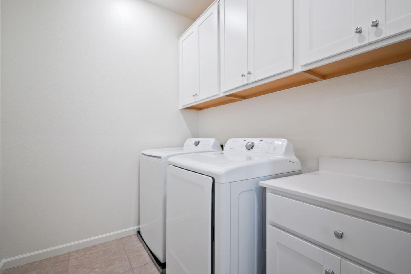 Detail Gallery Image 19 of 38 For 1060 Jan Ave, Hollister,  CA 95023 - 3 Beds | 2/1 Baths