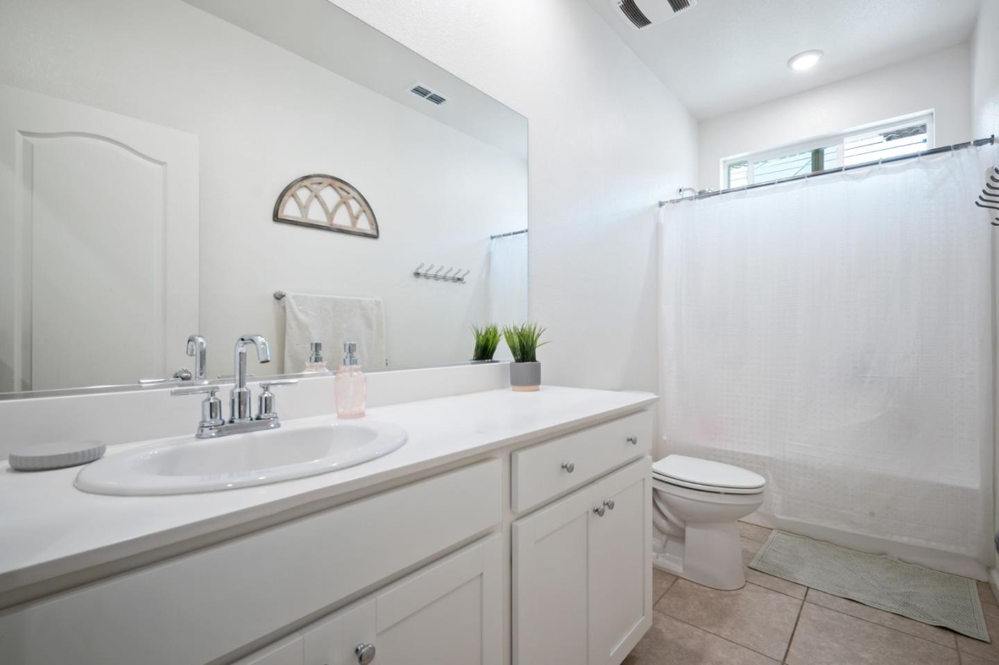 Detail Gallery Image 20 of 38 For 1060 Jan Ave, Hollister,  CA 95023 - 3 Beds | 2/1 Baths