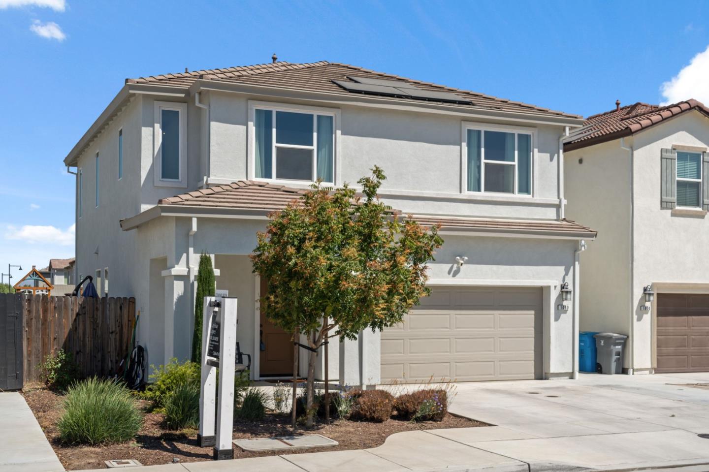 Detail Gallery Image 4 of 38 For 1060 Jan Ave, Hollister,  CA 95023 - 3 Beds | 2/1 Baths