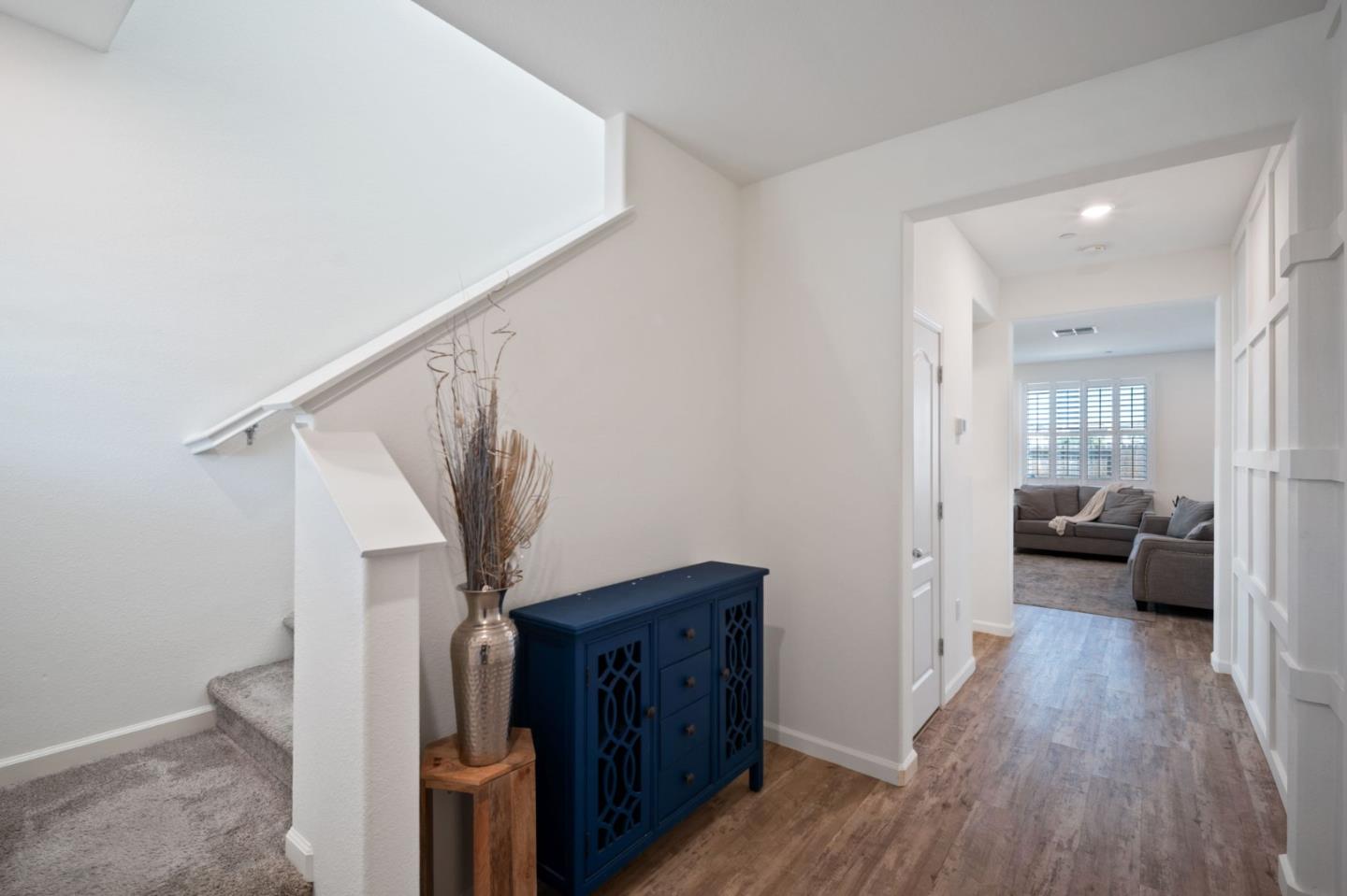 Detail Gallery Image 5 of 38 For 1060 Jan Ave, Hollister,  CA 95023 - 3 Beds | 2/1 Baths