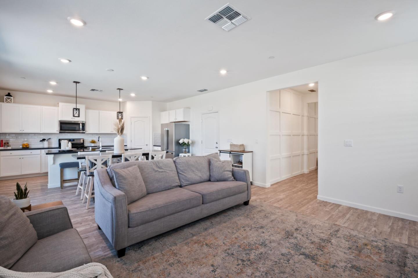 Detail Gallery Image 6 of 38 For 1060 Jan Ave, Hollister,  CA 95023 - 3 Beds | 2/1 Baths