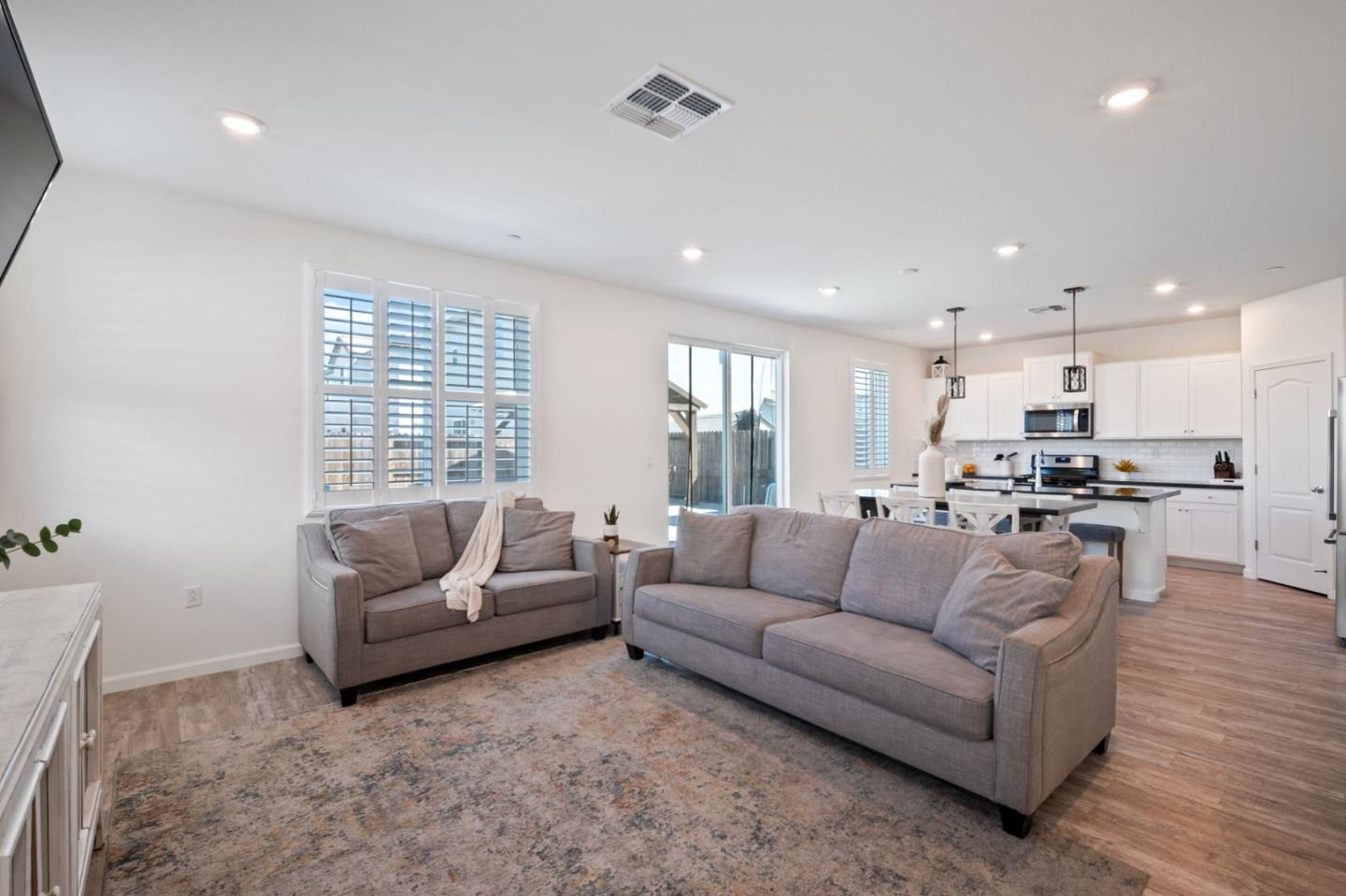 Detail Gallery Image 7 of 38 For 1060 Jan Ave, Hollister,  CA 95023 - 3 Beds | 2/1 Baths
