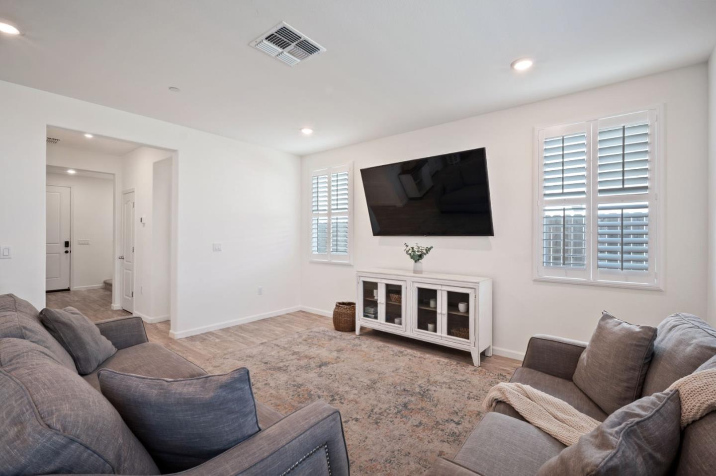 Detail Gallery Image 8 of 38 For 1060 Jan Ave, Hollister,  CA 95023 - 3 Beds | 2/1 Baths