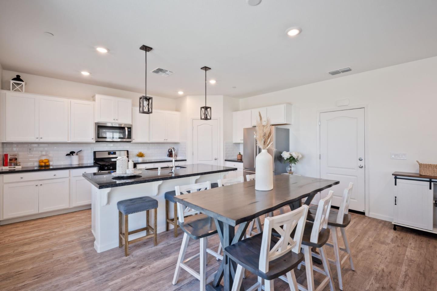 Detail Gallery Image 9 of 38 For 1060 Jan Ave, Hollister,  CA 95023 - 3 Beds | 2/1 Baths