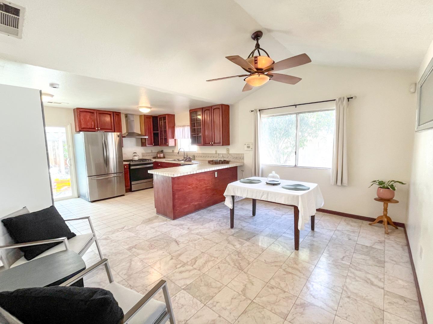 Detail Gallery Image 2 of 19 For Croyden Way, Manteca,  CA 95336 - 3 Beds | 2 Baths