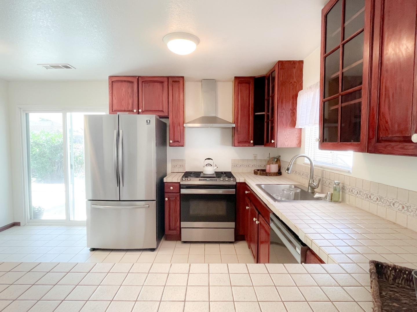 Detail Gallery Image 4 of 19 For Croyden Way, Manteca,  CA 95336 - 3 Beds | 2 Baths