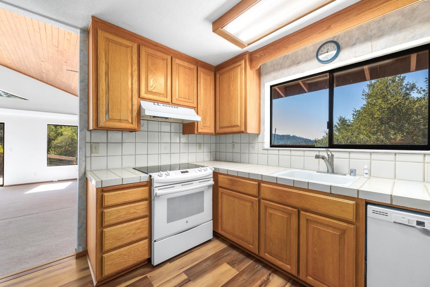 Detail Gallery Image 11 of 53 For 450 Hawk Ridge Rd, Boulder Creek,  CA 95006 - 4 Beds | 3 Baths