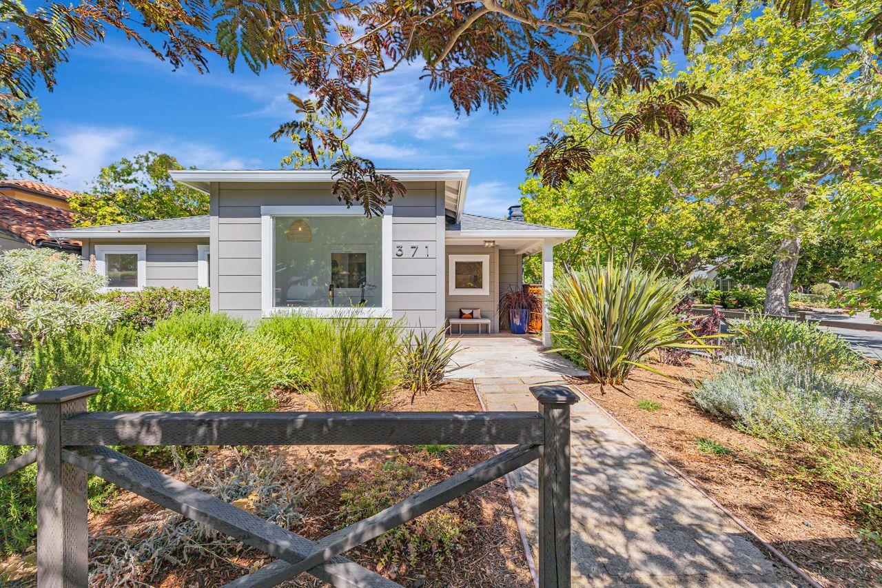 Detail Gallery Image 8 of 51 For 371 Jeter St, Redwood City,  CA 94062 - 4 Beds | 3 Baths