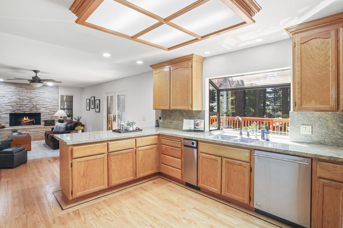 Detail Gallery Image 7 of 34 For 13630 Skyline Blvd, Woodside,  CA 94062 - 3 Beds | 2/1 Baths