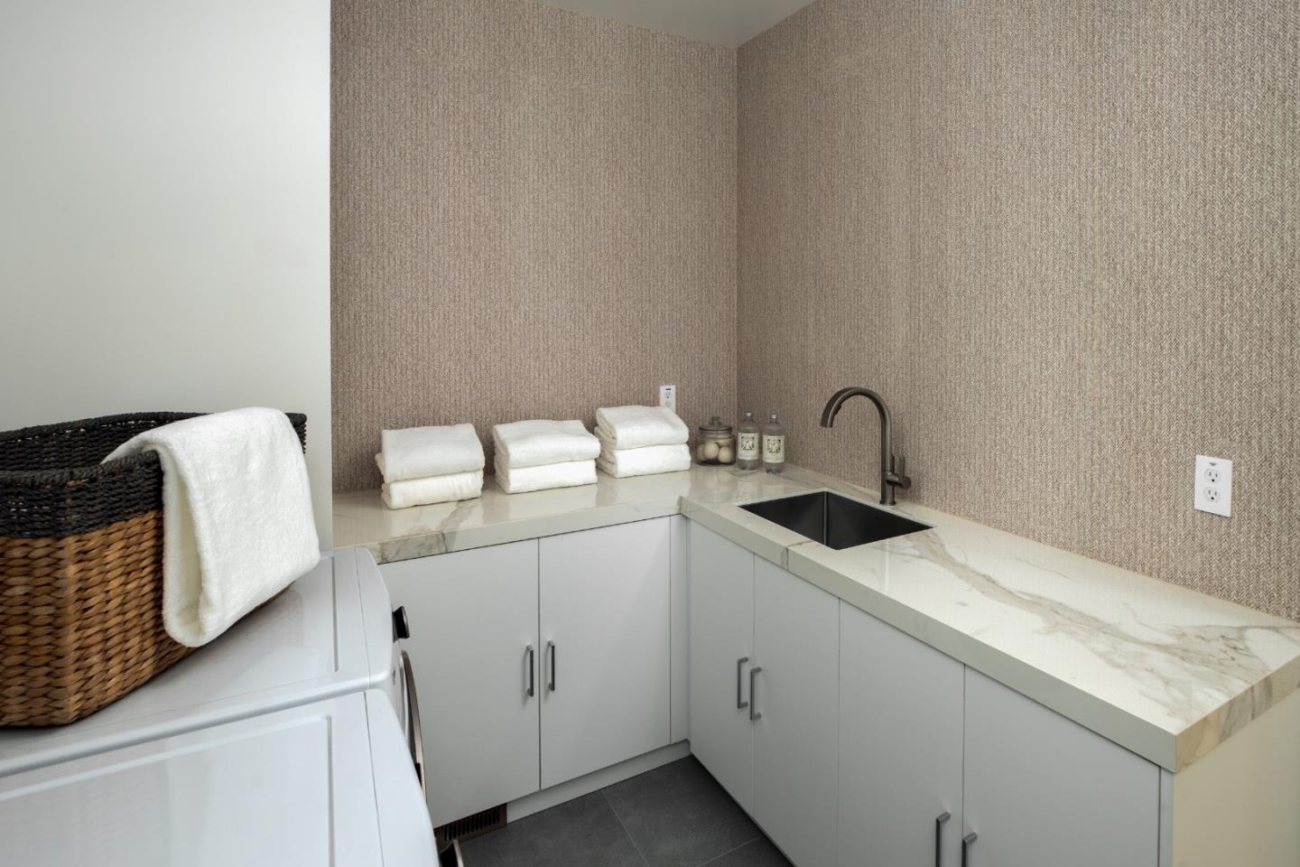 Detail Gallery Image 25 of 36 For 1686 Parkhills Ave, Los Altos,  CA 94024 - 6 Beds | 6 Baths