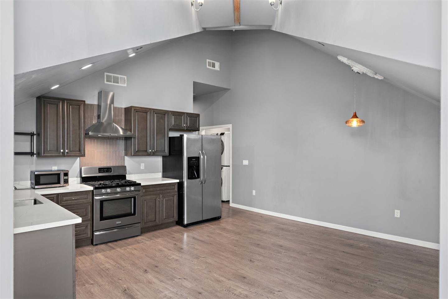 Detail Gallery Image 4 of 16 For 350 4th St, Oakland,  CA 94607 - – Beds | – Baths