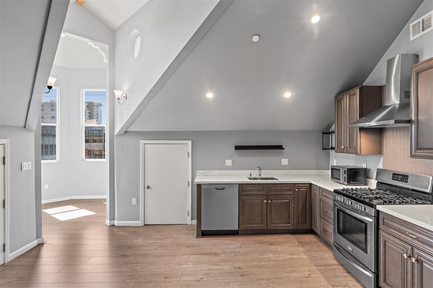 Detail Gallery Image 5 of 16 For 350 4th St, Oakland,  CA 94607 - – Beds | – Baths