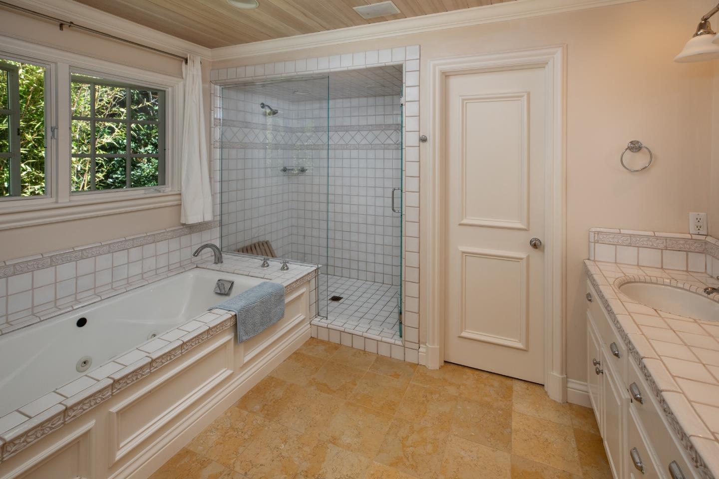 Detail Gallery Image 19 of 25 For 7 Maywood Ln, Menlo Park,  CA 94025 - 3 Beds | 2/2 Baths