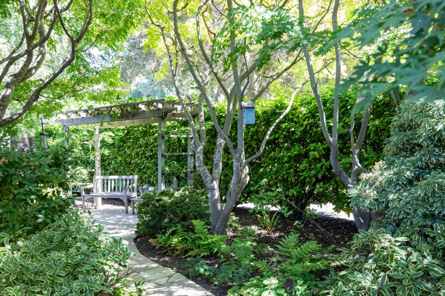 Detail Gallery Image 5 of 25 For 7 Maywood Ln, Menlo Park,  CA 94025 - 3 Beds | 2/2 Baths