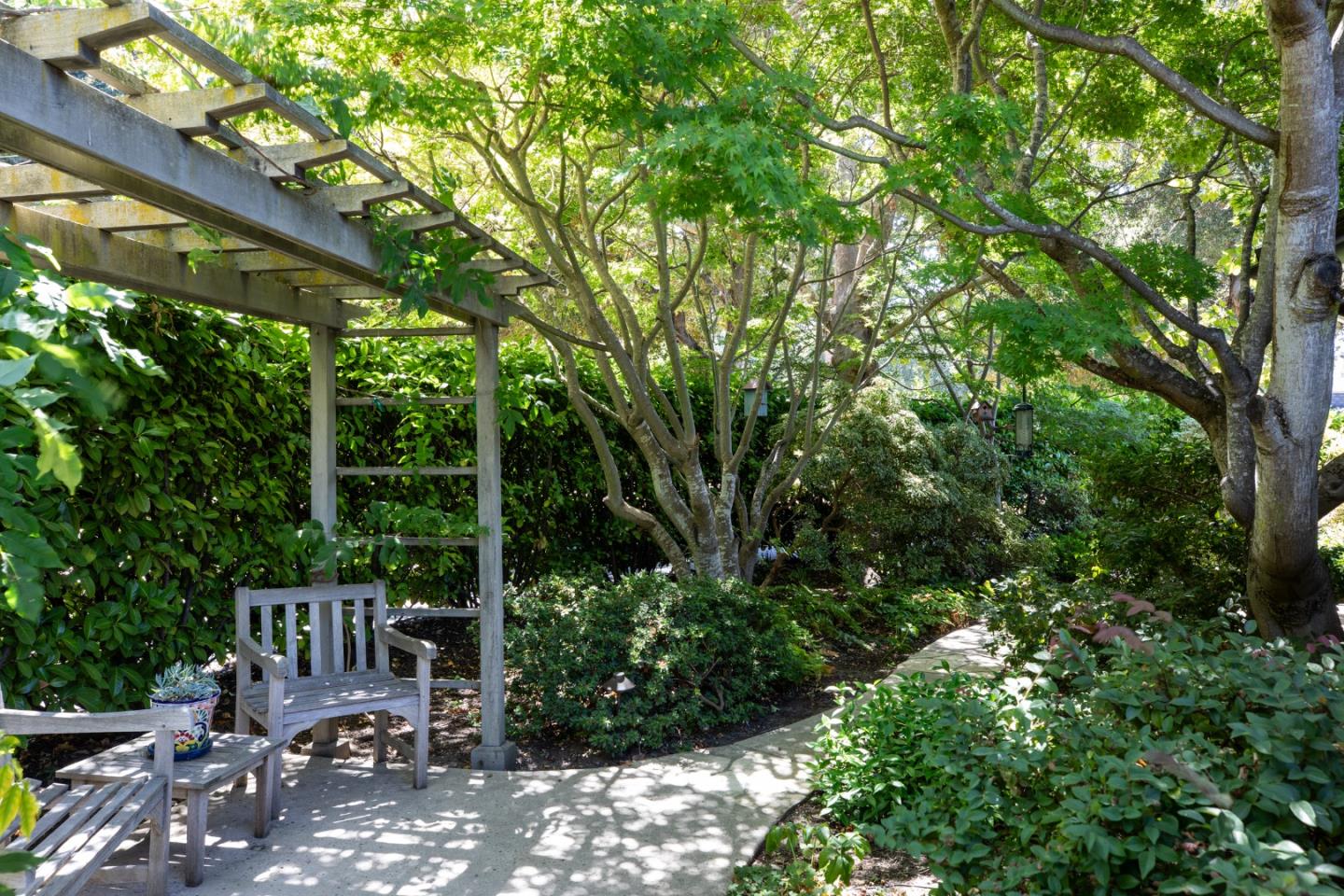 Detail Gallery Image 6 of 25 For 7 Maywood Ln, Menlo Park,  CA 94025 - 3 Beds | 2/2 Baths