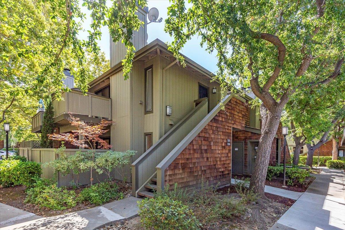 Detail Gallery Image 1 of 23 For 2305 La Terrace Cir, San Jose,  CA 95123 - 1 Beds | 1 Baths
