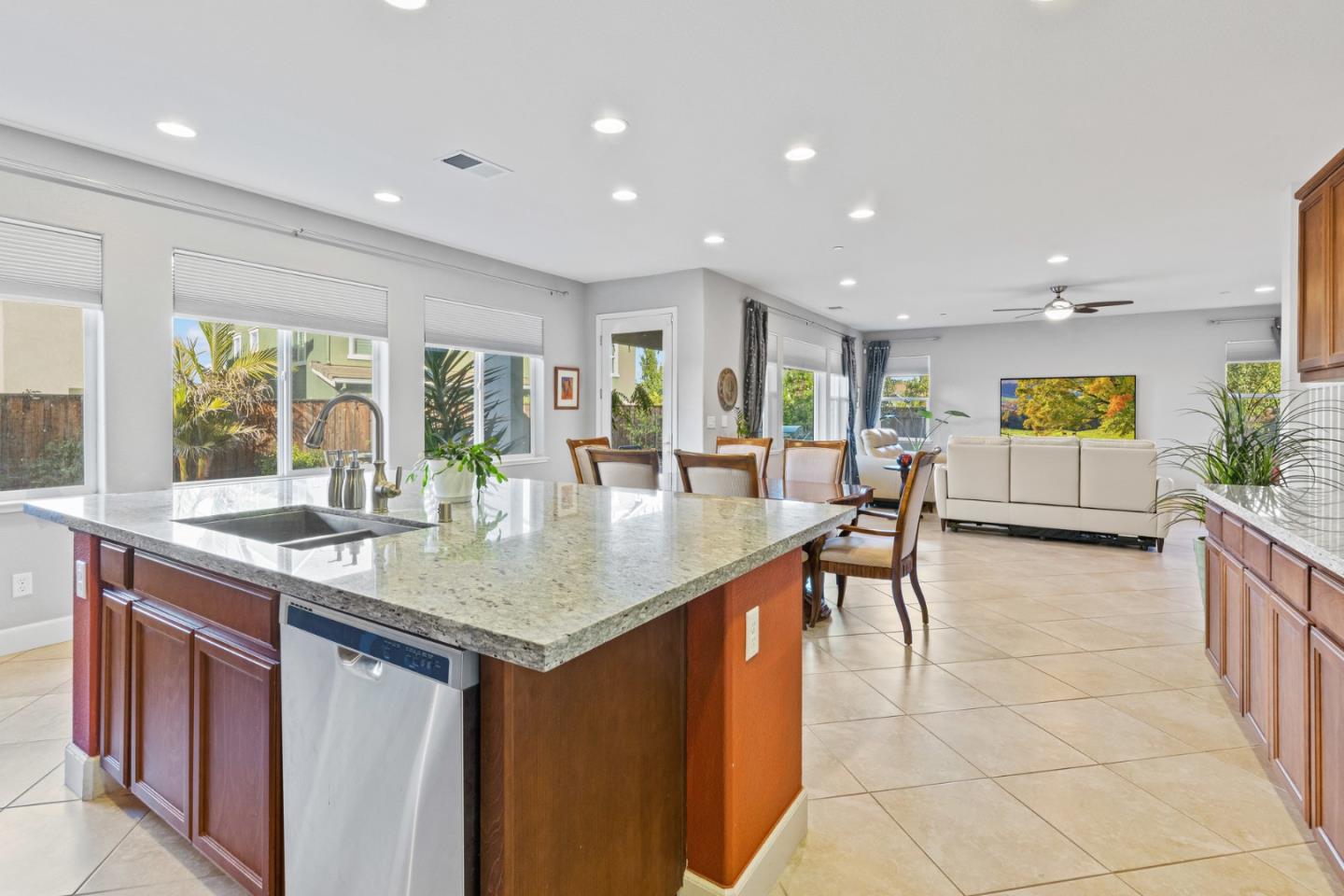 Detail Gallery Image 11 of 34 For 1145 Oak Brook Way, Gilroy,  CA 95020 - 5 Beds | 4/1 Baths