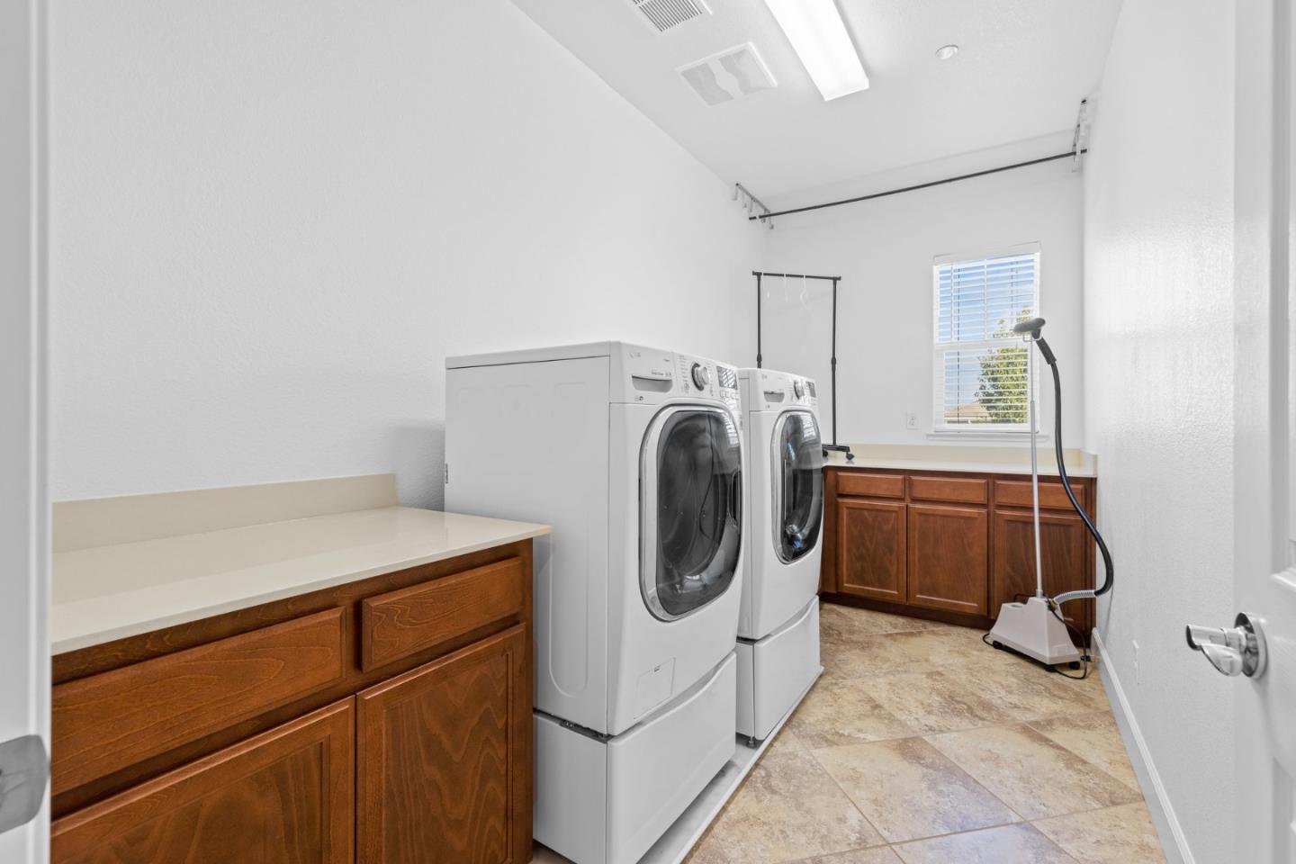 Detail Gallery Image 15 of 34 For 1145 Oak Brook Way, Gilroy,  CA 95020 - 5 Beds | 4/1 Baths