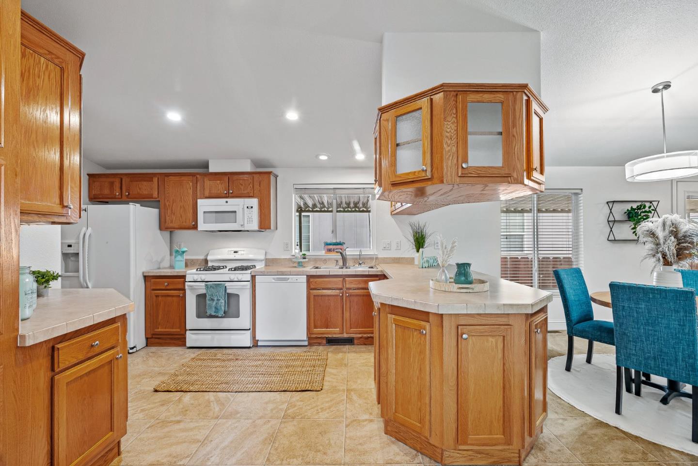 Detail Gallery Image 2 of 43 For 17779 Vierra Canyon Rd #33,  Salinas,  CA 93907 - 4 Beds | 2 Baths