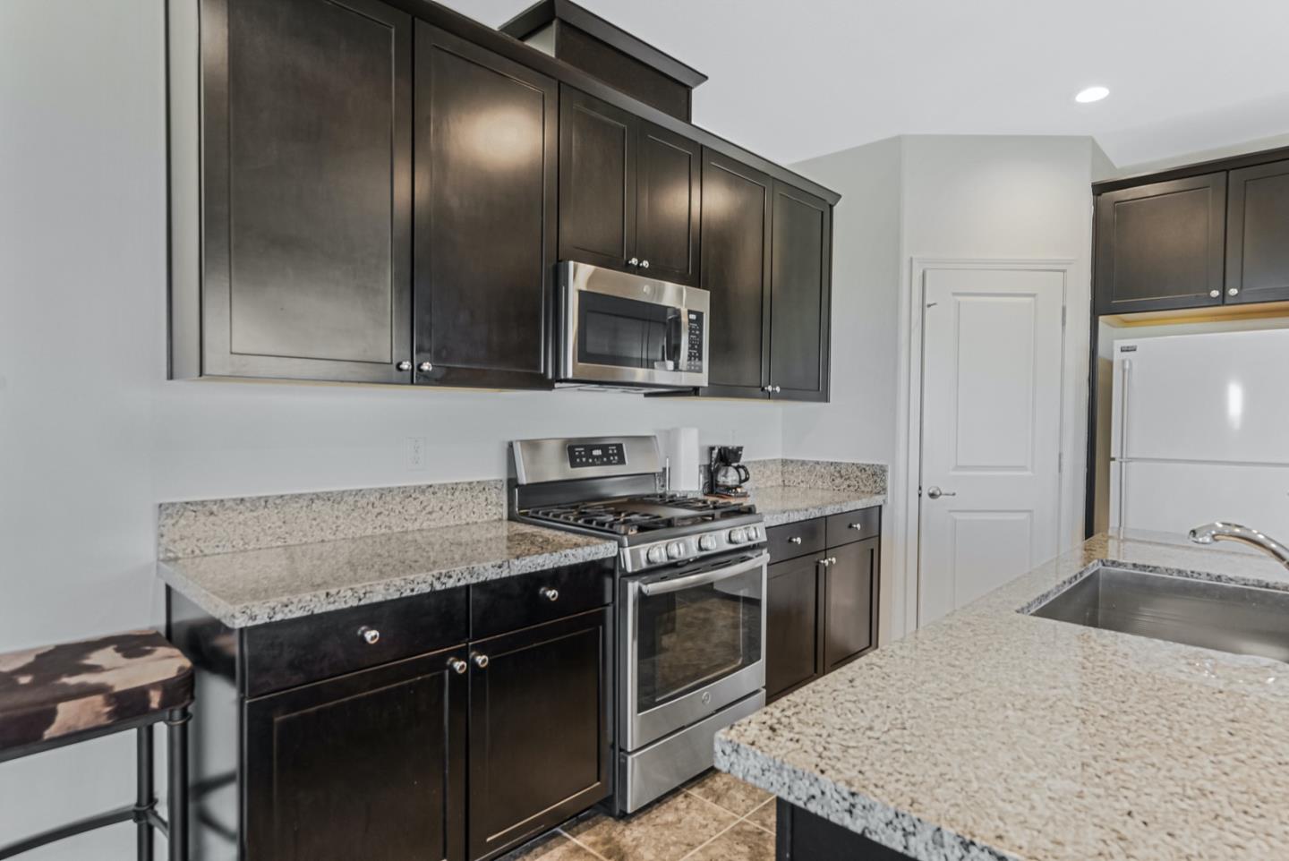 Detail Gallery Image 14 of 46 For 3076 Palomino Way, Hollister,  CA 95023 - 5 Beds | 3/1 Baths