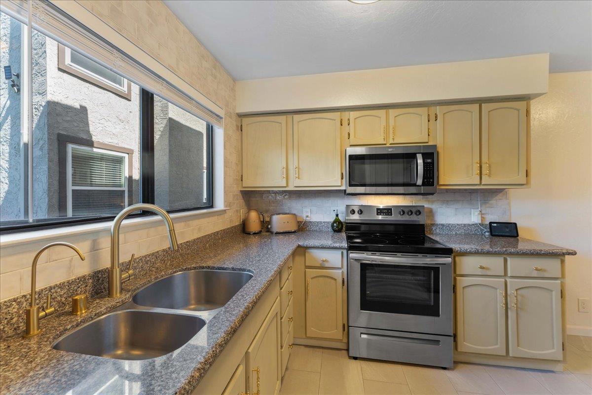 Detail Gallery Image 11 of 28 For 1321 Fruitdale Ave, San Jose,  CA 95126 - 3 Beds | 2/1 Baths