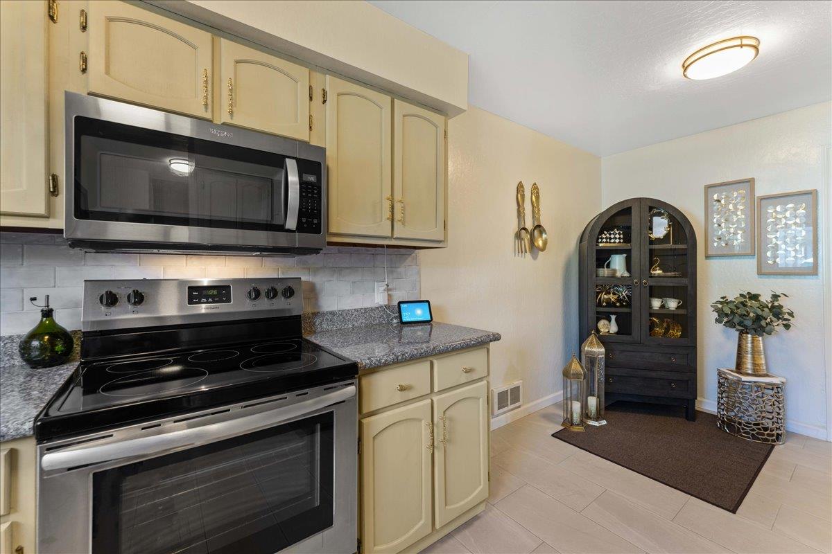 Detail Gallery Image 12 of 28 For 1321 Fruitdale Ave, San Jose,  CA 95126 - 3 Beds | 2/1 Baths