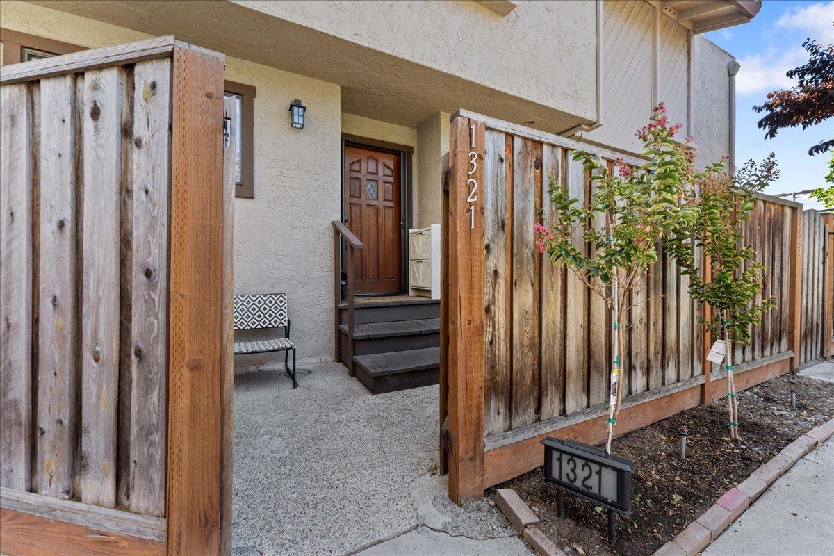 Detail Gallery Image 3 of 28 For 1321 Fruitdale Ave, San Jose,  CA 95126 - 3 Beds | 2/1 Baths