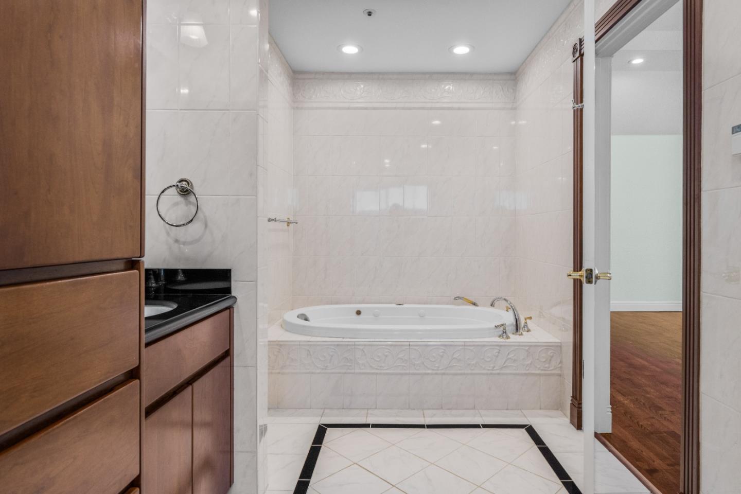 Detail Gallery Image 24 of 41 For 109 Esmeralda Ct, Santa Cruz,  CA 95060 - 4 Beds | 4 Baths