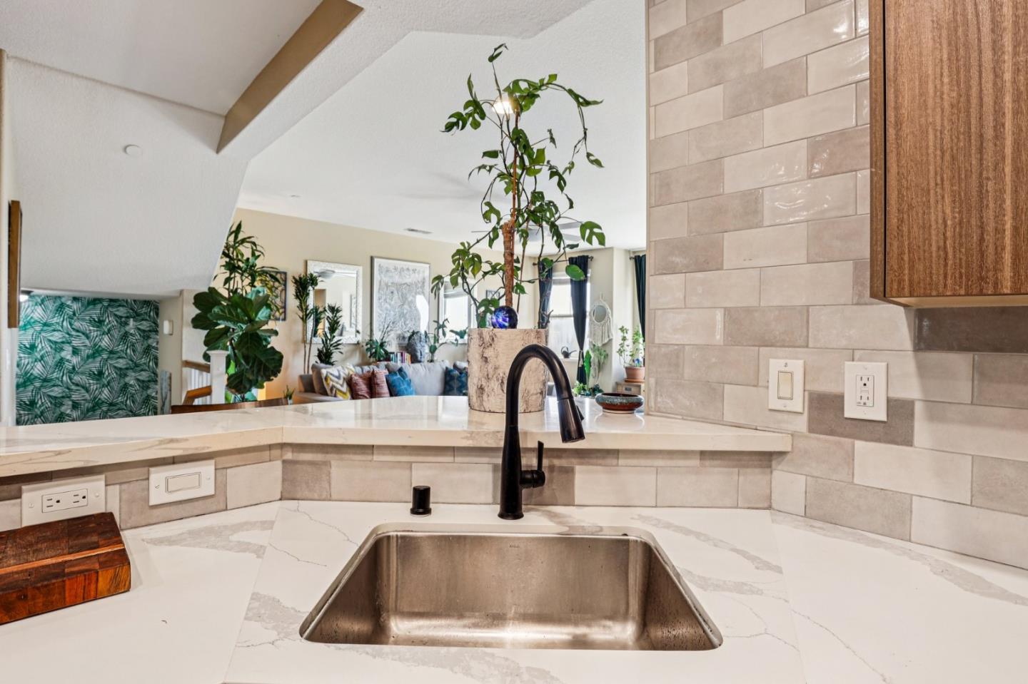 Detail Gallery Image 15 of 61 For 6264 Rocky Point Ct, Oakland,  CA 94605 - 4 Beds | 3 Baths