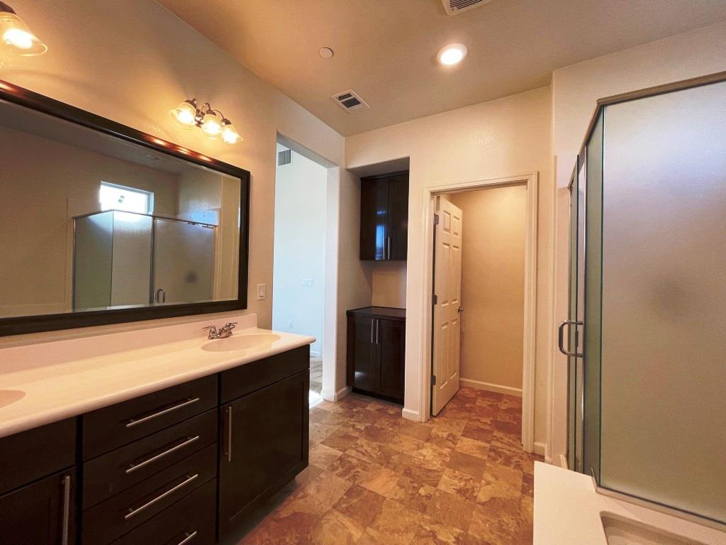 Detail Gallery Image 13 of 29 For 168 Llano De Los Robles Ave, San Jose,  CA 95136 - 4 Beds | 3/1 Baths