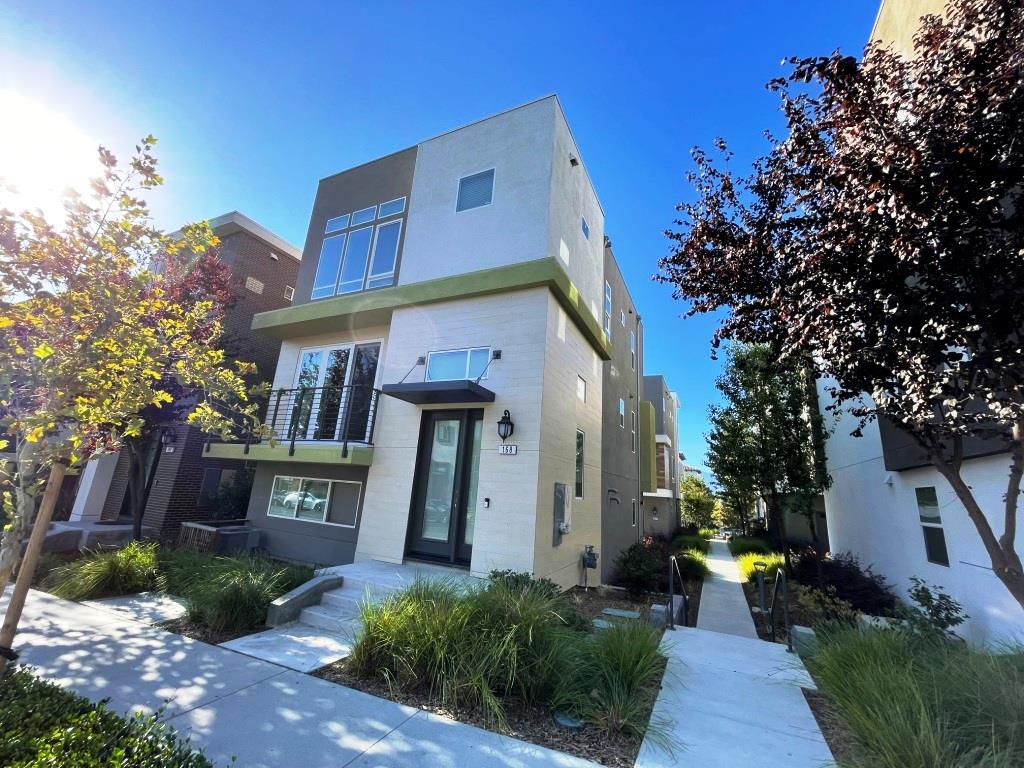 Detail Gallery Image 2 of 29 For 168 Llano De Los Robles Ave, San Jose,  CA 95136 - 4 Beds | 3/1 Baths