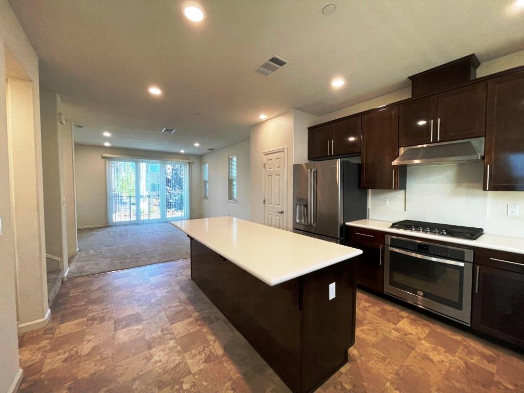 Detail Gallery Image 6 of 29 For 168 Llano De Los Robles Ave, San Jose,  CA 95136 - 4 Beds | 3/1 Baths