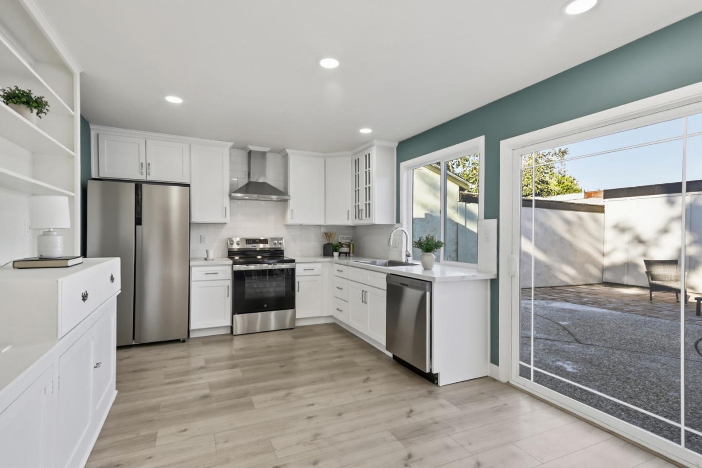 Detail Gallery Image 11 of 33 For 1189 Oakview Rd, San Jose,  CA 95121 - 2 Beds | 2 Baths