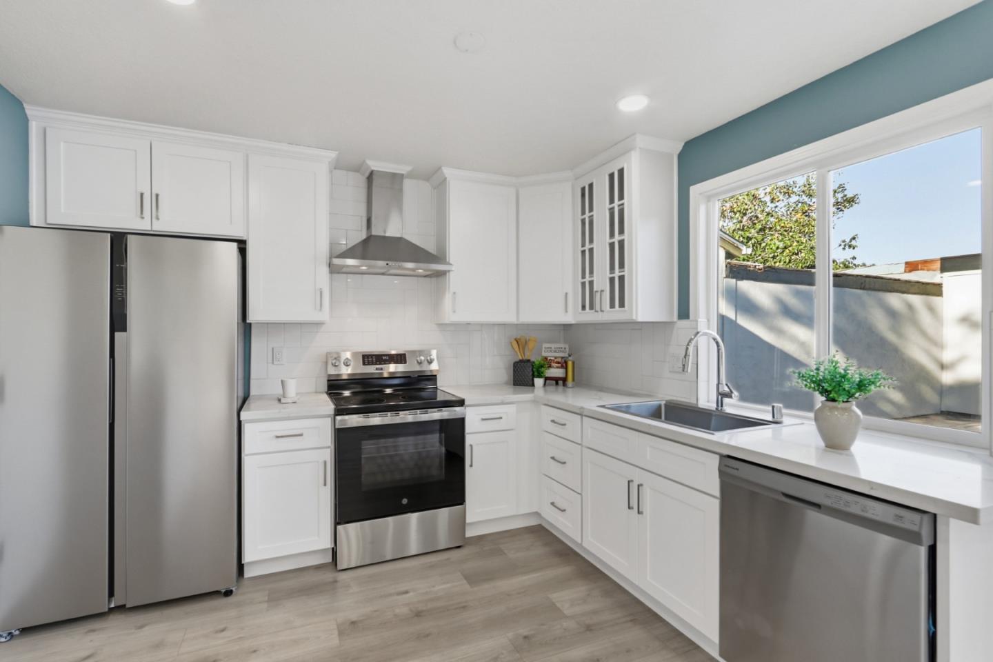 Detail Gallery Image 12 of 33 For 1189 Oakview Rd, San Jose,  CA 95121 - 2 Beds | 2 Baths