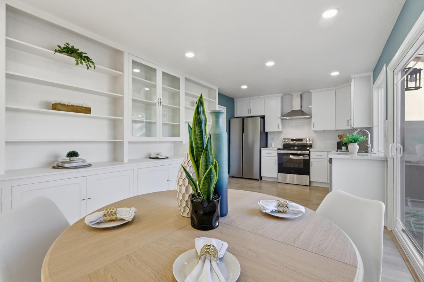 Detail Gallery Image 15 of 33 For 1189 Oakview Rd, San Jose,  CA 95121 - 2 Beds | 2 Baths