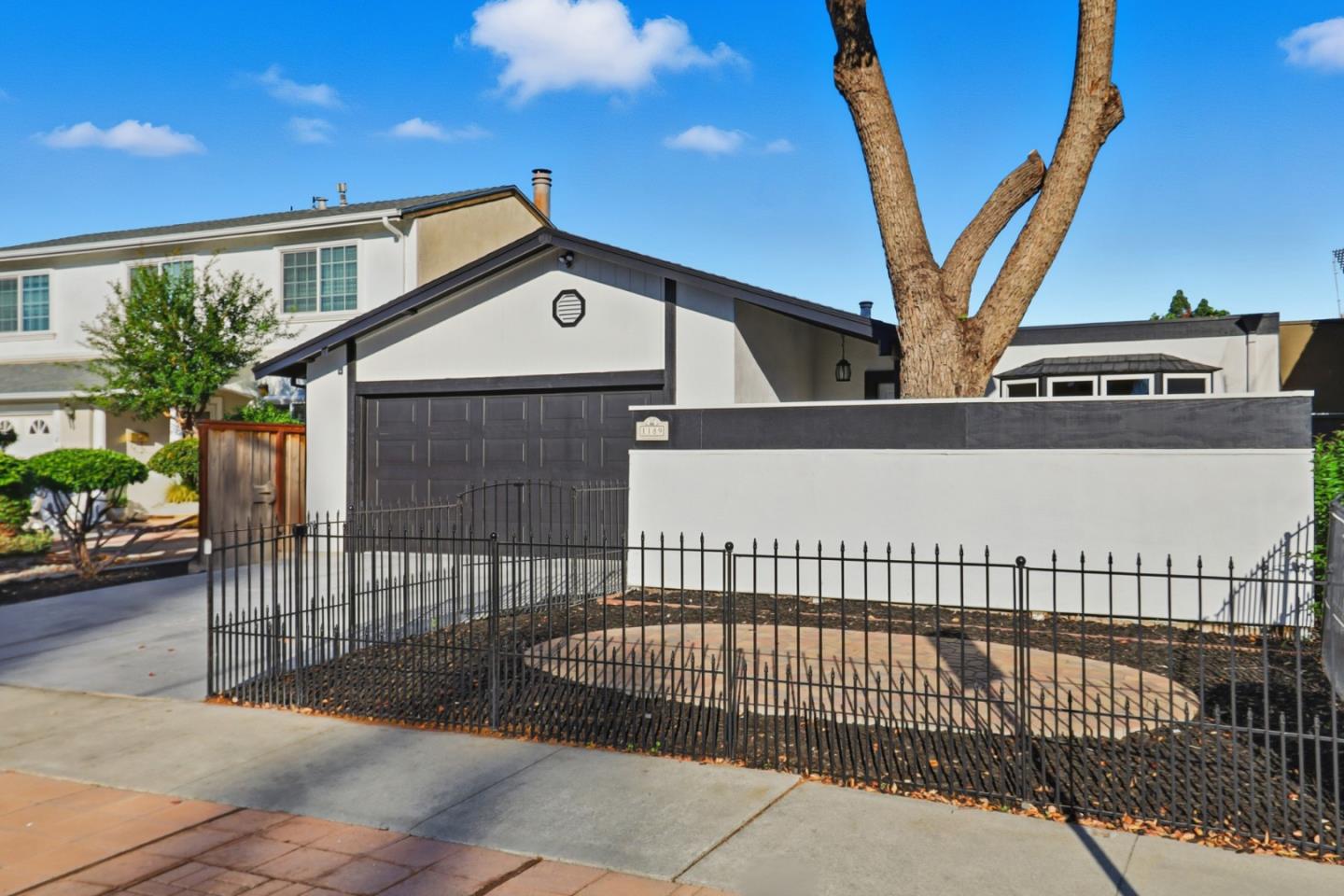 Detail Gallery Image 3 of 33 For 1189 Oakview Rd, San Jose,  CA 95121 - 2 Beds | 2 Baths