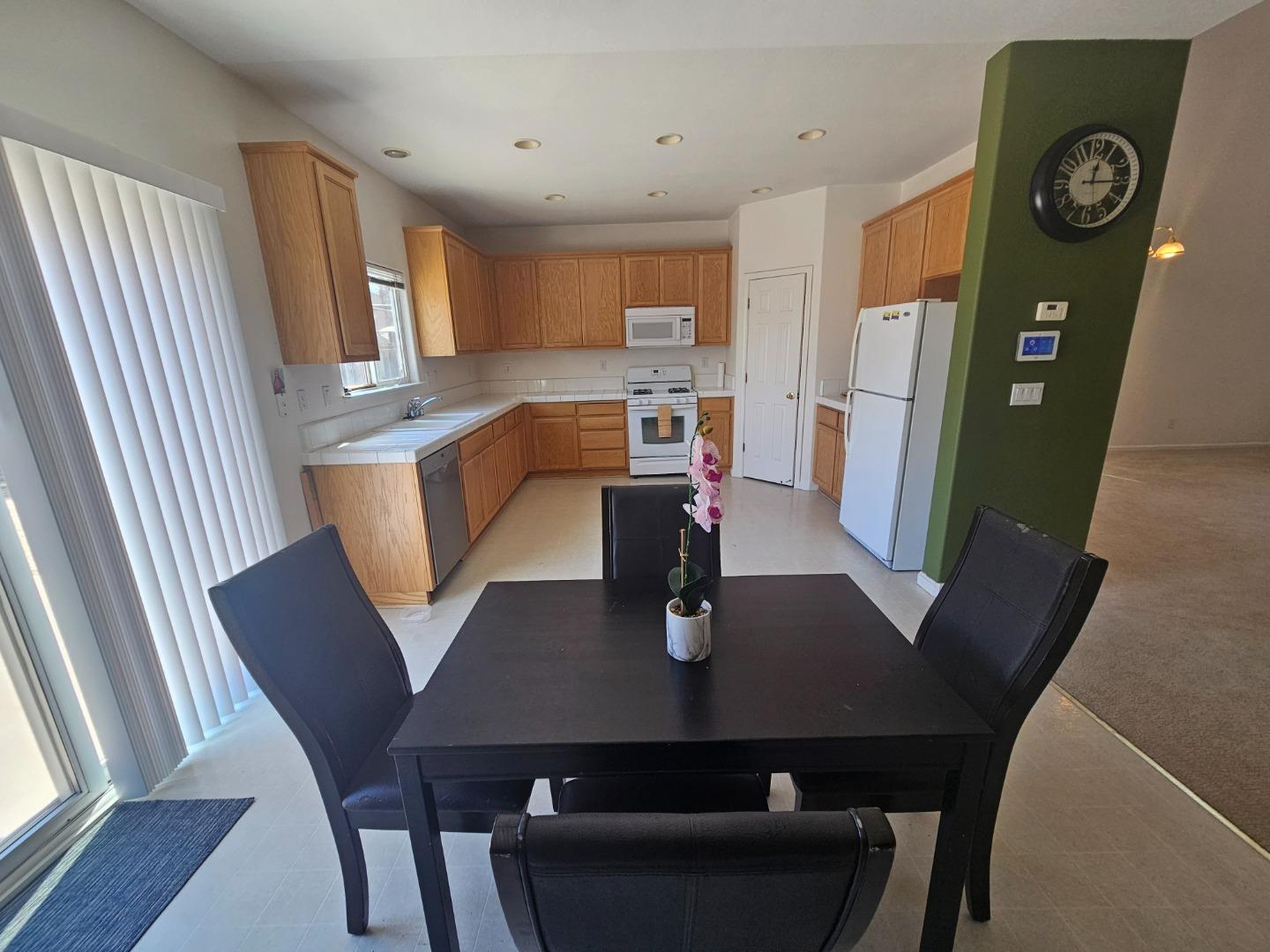 Detail Gallery Image 11 of 36 For 1700 St Charlotte Ln, Modesto,  CA 95358 - 4 Beds | 2/1 Baths