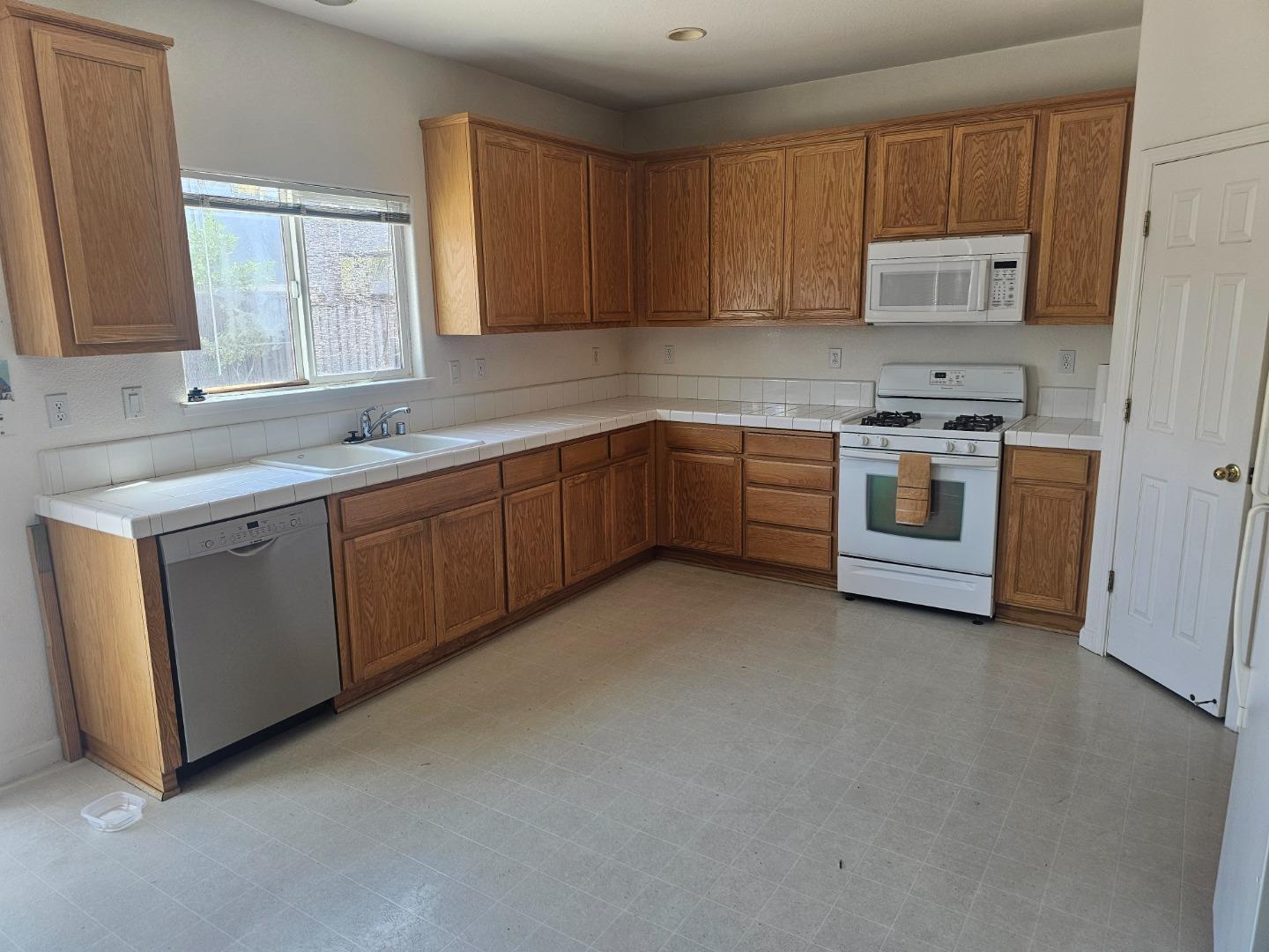 Detail Gallery Image 12 of 36 For 1700 St Charlotte Ln, Modesto,  CA 95358 - 4 Beds | 2/1 Baths