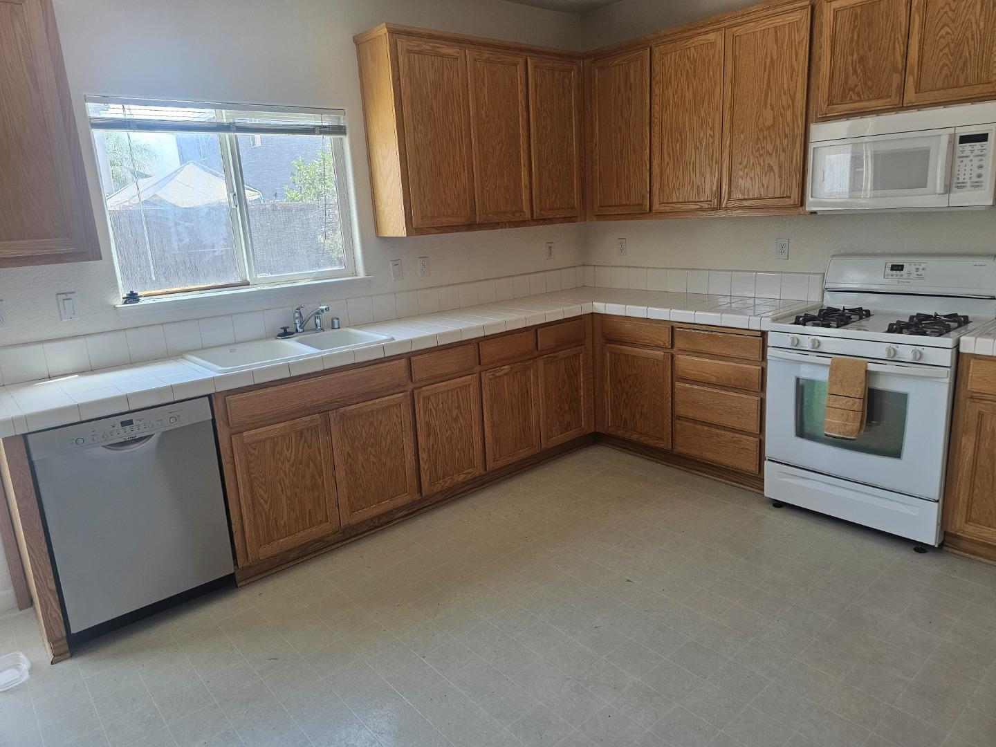 Detail Gallery Image 13 of 36 For 1700 St Charlotte Ln, Modesto,  CA 95358 - 4 Beds | 2/1 Baths